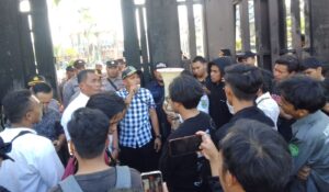 Mahasiswa Kembali Demo di Kantor DPRD Kaltim, Pansus IP Turun Temui Massa Aksi