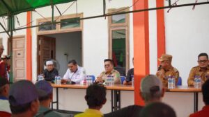 Melawat ke Desa Beringin Agung, Wabup Rendi Beri Bantuan Hand Sprayer ke Para Petani