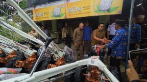 Wabup Kukar Salurkan Bantuan Alsintan Kepada Belasan Gapoktan