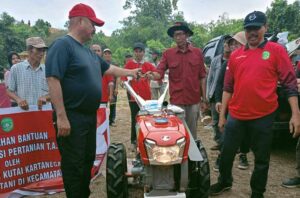 Dukung Para Petani di Sebulu, Pemkab Kukar Beri Bantuan Bibit Hingga Hand Traktor