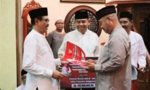Bupati Kukar Sumbangkan Rp150 Juta dan Akta Yayasan untuk Masjid Al Ikhlas di Tenggarong