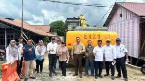 Pantau Pembangunan Drainase di Loa Kulu, Seno Aji Turun ke Lapangan