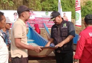 Jaga Ketahanan Pangan, Bupati Kukar Beri Bantuan untuk Nelayan di Kelurahan Mangkurawang