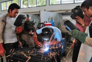 Distransnaker Kukar Kirim 20 Peserta Pelatihan Las ke Batam