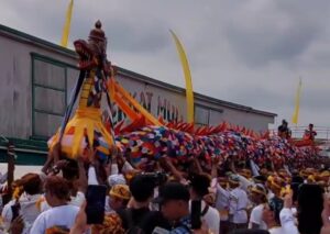 Ritual Mengulur Naga dalam Erau Adat Pelas Benua Kukar: Tradisi Bersejarah yang Meriah
