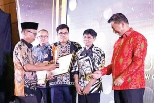 Unmul Beri Penghargaan Cum Loude Award kepada Pemkab Kukar untuk Program Listrik Terpencil