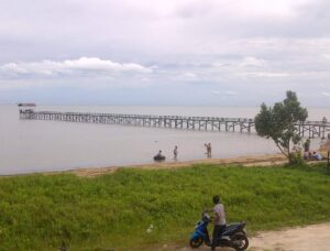 Wisata Pantai Biru Kukar, Tempat Menikmati Alam dan Kuliner Nasi Pecak Sambal Kerang