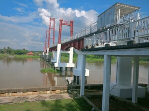 Lampu Warna-Warni Hiasi Jembatan Repo-Repo Pulau Kumala