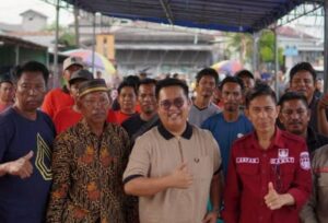 Wabup Kukar Salurkan 13 Perahu Fiber dan 2 Juta Bibit Udang ke Nelayan Muara Badak