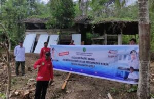 Dua Kegiatan Padat Karya Produktif di Maluhu, Distransnaker Kukar Beri Bantuan Kambing dan Normalisasi Parit