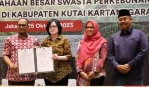 Bupati Kukar Beri Penghargaan kepada Perusahaan Perkebunan Berprestasi