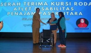 Dispora Kaltim Serahkan 16 Kursi Roda Atlet Disabilitas PPU