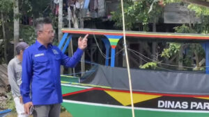 Support Pariwisata, Baharuddin Demmu Berikan Bantuan Kapal Wisata ke Desa Pela