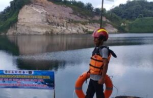 Pesona Tersembunyi di Desa Purwajaya, Ada Danau Biru dan Fosil Pohon yang Memukau