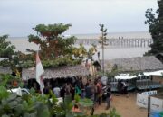Pantai Biru Desa Kersik, Destinasi Favorit Libur Lebaran