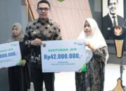 AH Serahkan BPJS JKM Terhadap Ahli Waris Anggota KPPS yang Meninggal Dunia